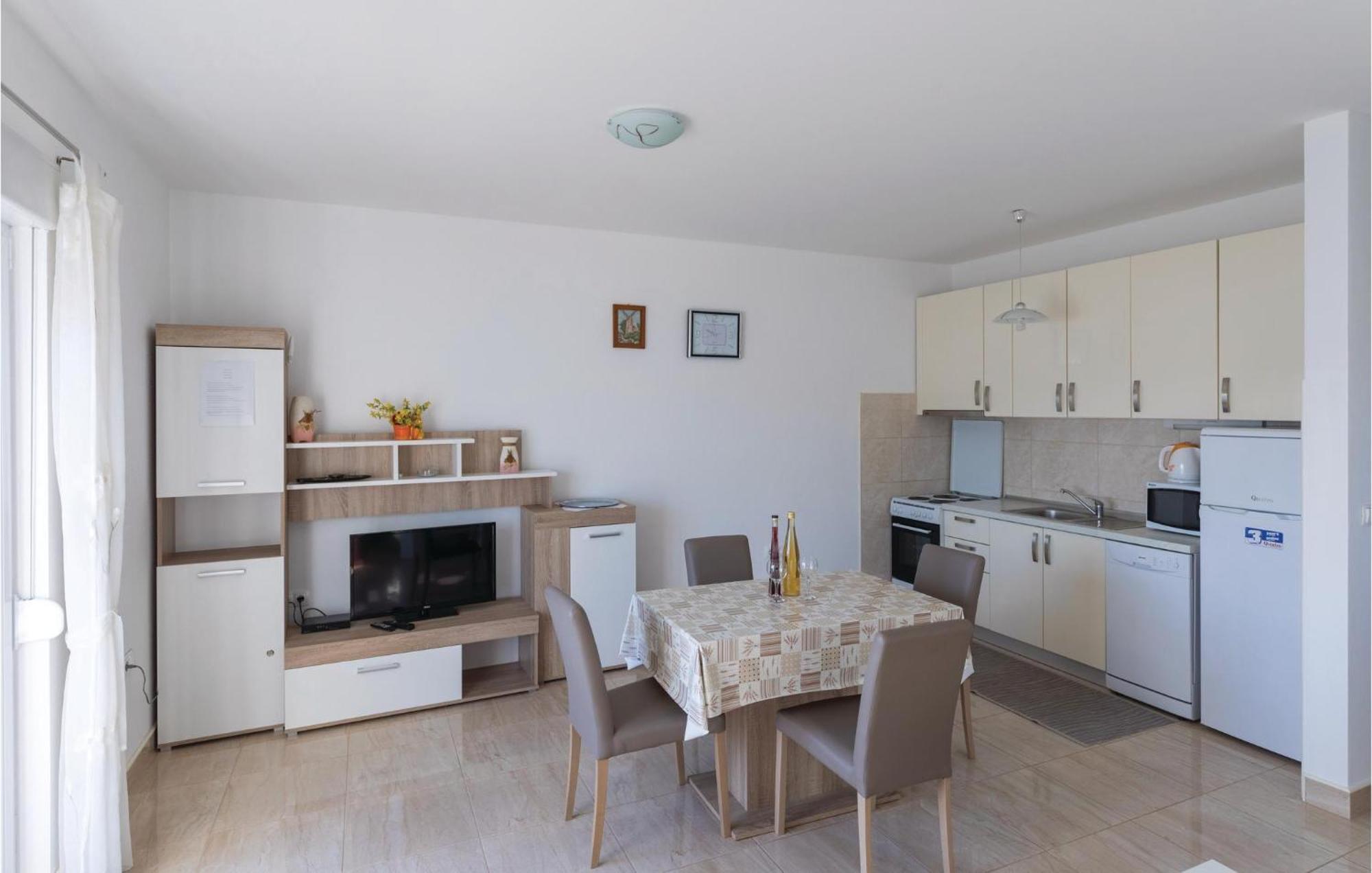 1 Bedroom Cozy Apartment In كليك المظهر الخارجي الصورة
