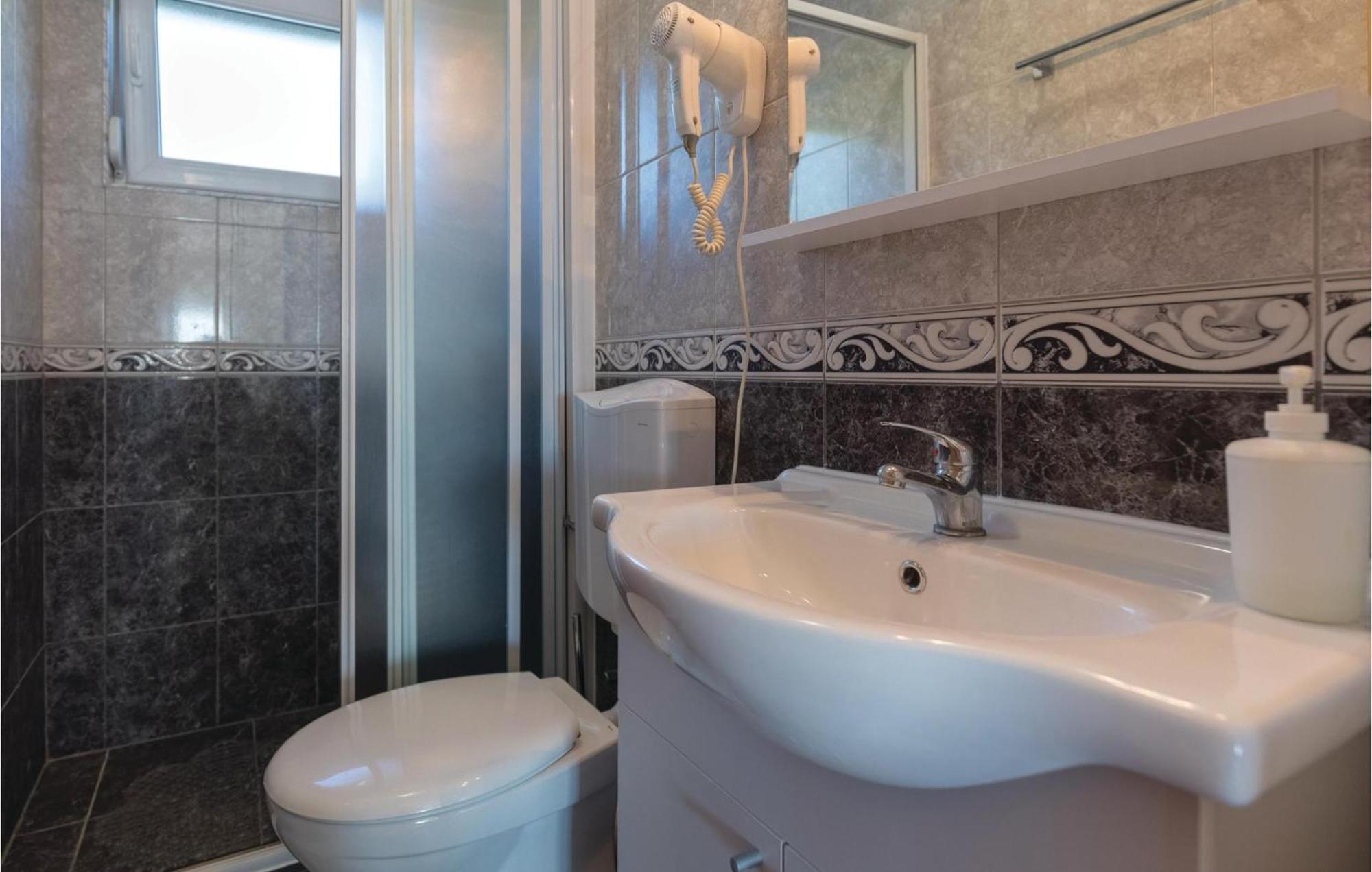 1 Bedroom Cozy Apartment In كليك المظهر الخارجي الصورة